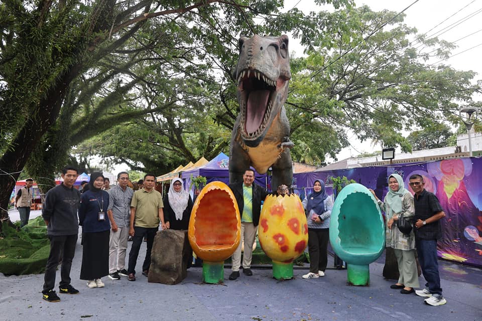 Wahana Dino Planet resmi dibuka di Gor Rajo Bujang, Kota Pariaman. Hadir hingga 27 Oktober 2025, sediakan hiburan sekaligus edukasi anak.