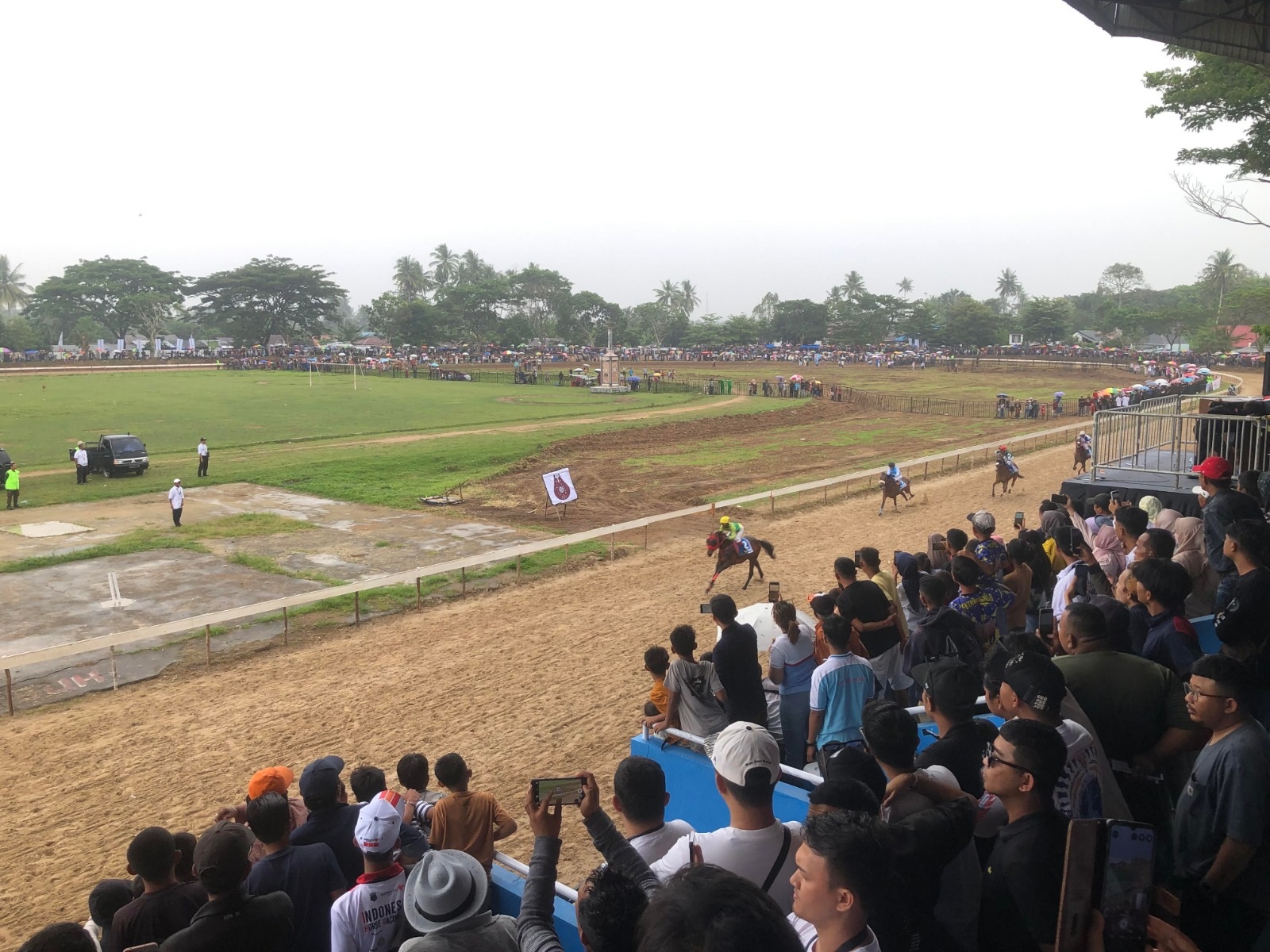 POTENSI: Gelaran Indonesia&rsquo;s Horse Racing Cup II di Payakumbuh, Minggu (28/9) berlangsung semarak. Para peserta dan penonton terlihat antusias menyaksikan gelaran tersebut.
