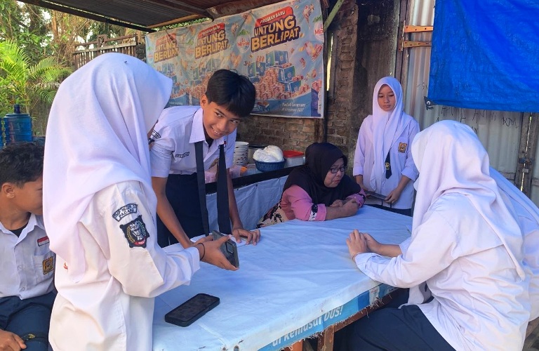 TERMOTIVASI: Para siswa SMP Negeri 30 Padang saat mengikuti pembelajaran di sekolah mereka.