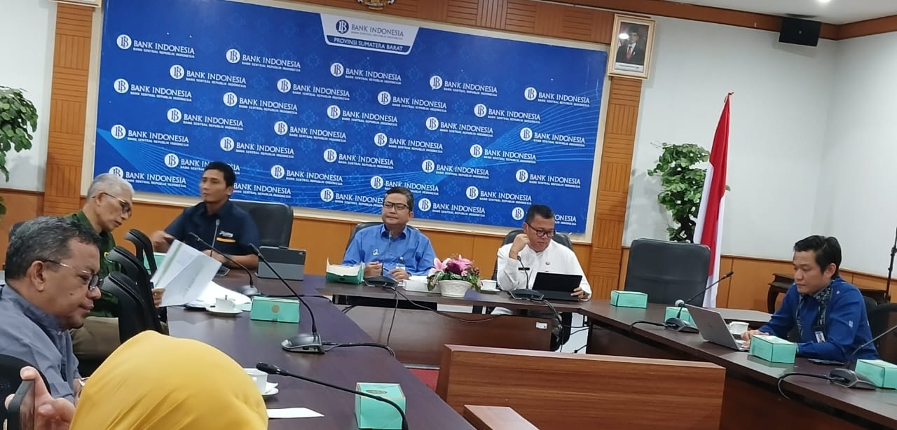 KPw BI Sumbar Abdul Majid Ikram (tengah) Kepala Dinas Pangan Sumbar Iqbal Ramadi Payana (kanan), Kepala Bulog Sumbar R Darma Wijaya (kiri) saat media briefing di Kantor BI Sumbar, Selasa (30/9).