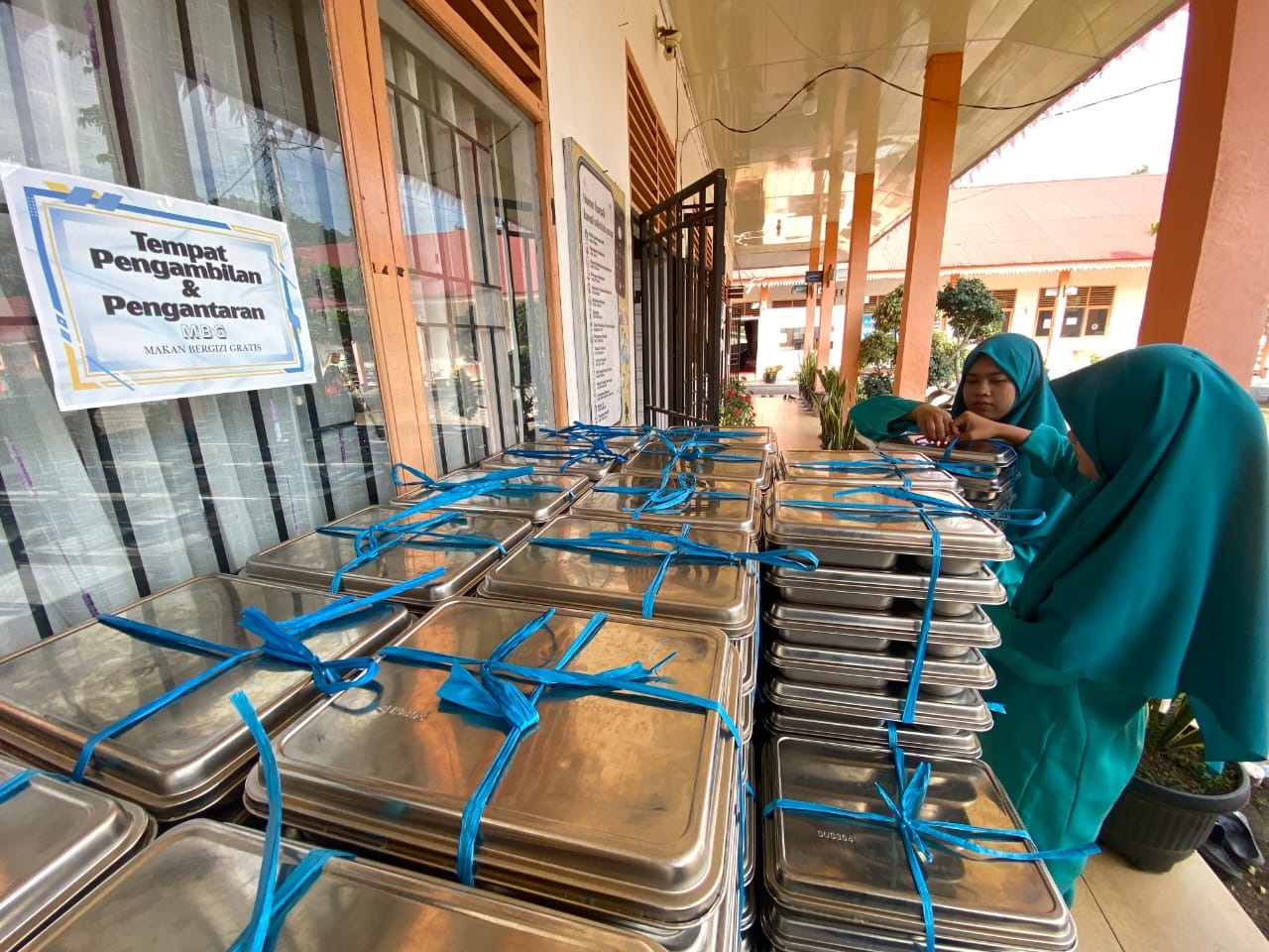 PROGRAM NASIONAL: Siswa SMA Negeri 2 Harau Boarding School melihat sarapan bergizi yang akan dibagikan. Program ini telah berjalan dua minggu dan melibatkan 157 siswa sebagai penerima manfaat.
