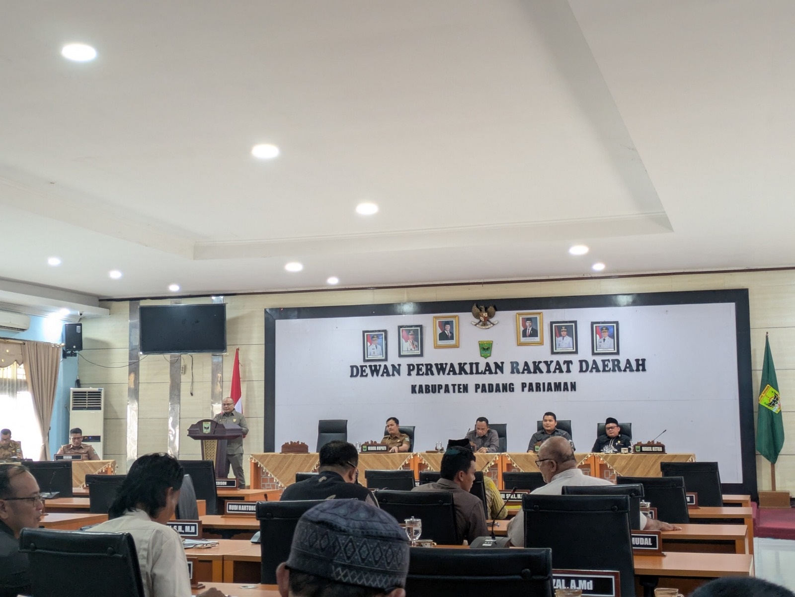 DORONGAN: Juru bicara Fraksi Gerindra, Zulkifli, menyampaikan pandangan fraksi terkait Rancangan KUA-PPAS APBD Kabupaten Padangpariaman tahun 2026 dalam rapat paripurna di DPRD Padangpariaman.