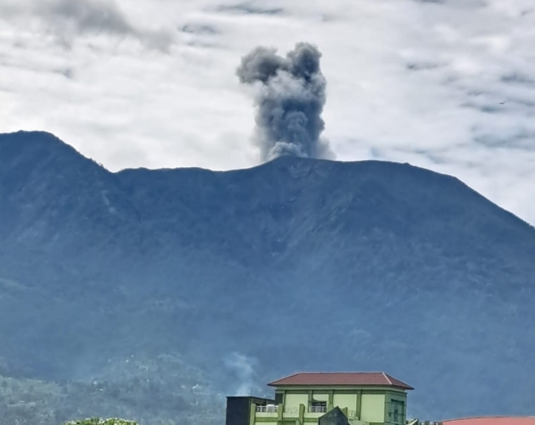 Erupsi Gunung Marapi di Sumatera Barat kembali terjadi Selasa (30/9/2025) pukul 09.39 WIB. Kolom abu tercatat setinggi 400 meter. (Foto: PVMBG)