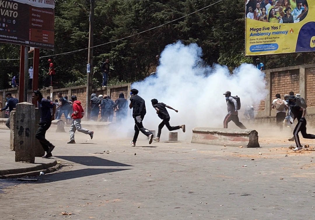 Para pengunjuk rasa berlarian saat polisi anti huru hara menggunakan gas air mata dalam demonstrasi menentang pemadaman listrik dan kekurangan air yang sering terjadi, di Madagaskar. (Foto: Reuters)
