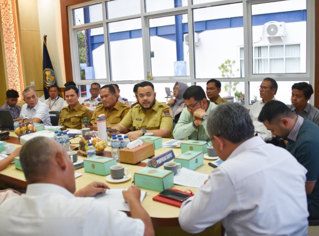 Wali Kota Padang Fadly Amran saat rapat penanganan perlintasan sebidang di Padang Pariaman, Selasa (30/9/2025).(Foto: Prokopim)