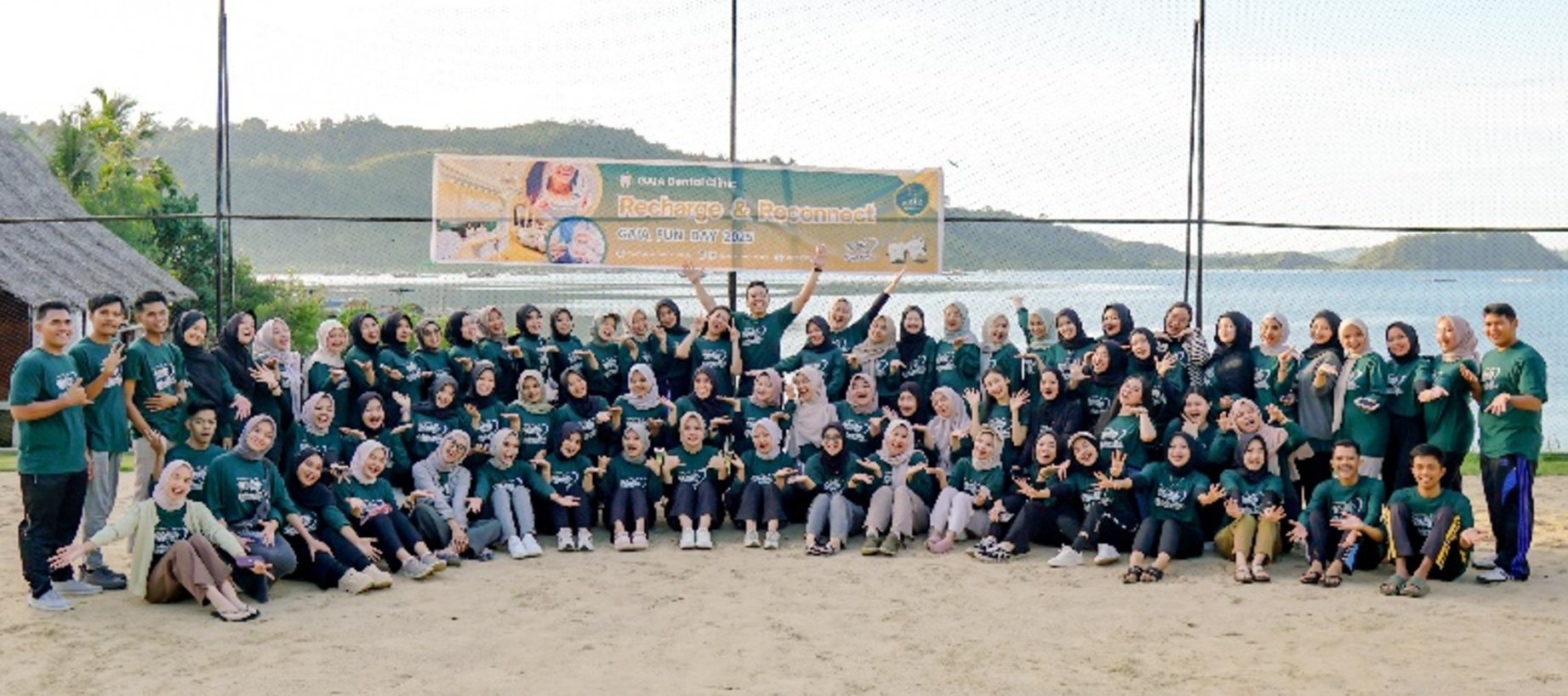 Tim GAIA Dental Clinic Sumbar-Riau bersama dalam GAIA FUN DAY 2025 di Pandan View, Pesisir Selatan. (Foto: Panpel)