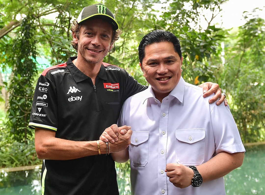Menpora Erick Thohir  bersama legenda MotoGP Valentino Rossi jelang MotoGP Mandalika 2025. (Foto: Instagram @erickthohir)