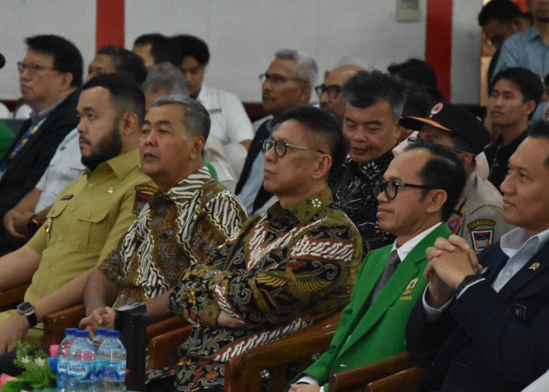 Wali Kota Padang Fadly Amran bersama Menko Infrastruktur dan Pembangunan Kewilayahan RI, Agus Harimurti Yudhoyono (kanan)  saat kuliah umum di Unand, Selasa (30/9/2025).(Foto: Prokopim)