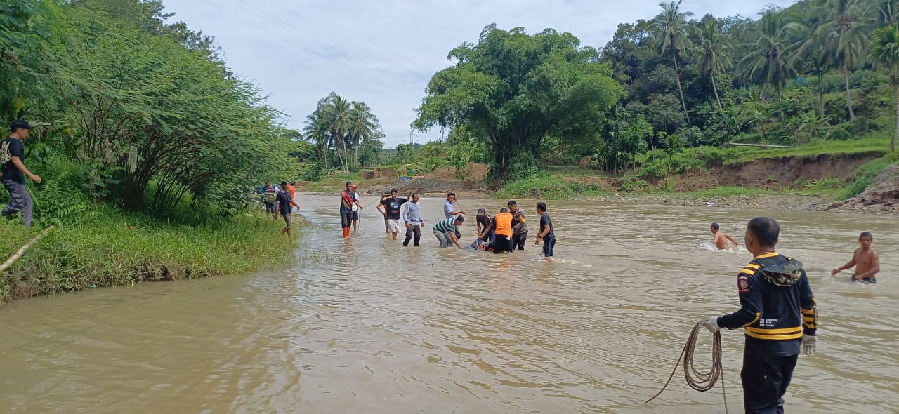 Penjaring ikan di Sawahlunto, Erman Nukas (60), ditemukan meninggal di Sungai Batang Ombilin setelah dua hari pencarian Tim SAR Gabungan.