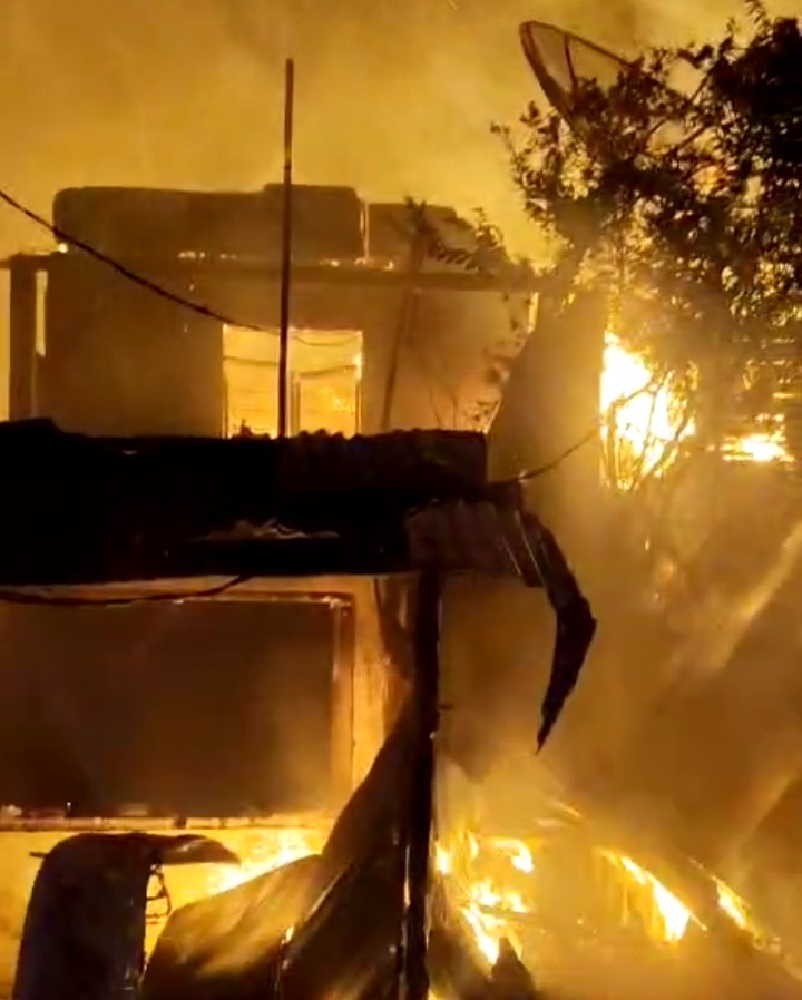 LUDES: Api berkobar dan menghanguskan lima unit bangunan di Jorong Tigobatua, Nagari Perambahan, Kecamatan Limakaum, Kabupaten Tanahdatar Minggu (28/9) dini hari.