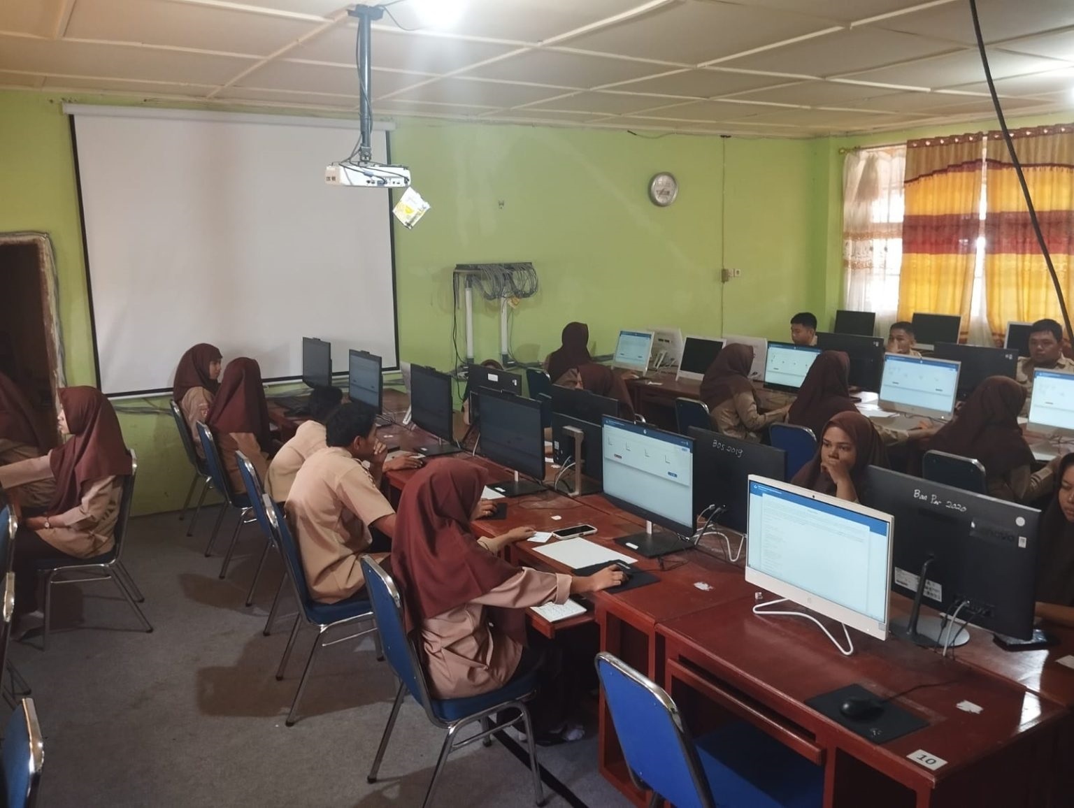 ANTUSIAS: Siswa SMAN 1 Kota Pariaman sedang mengikuti pembelajaran di labor komputer.