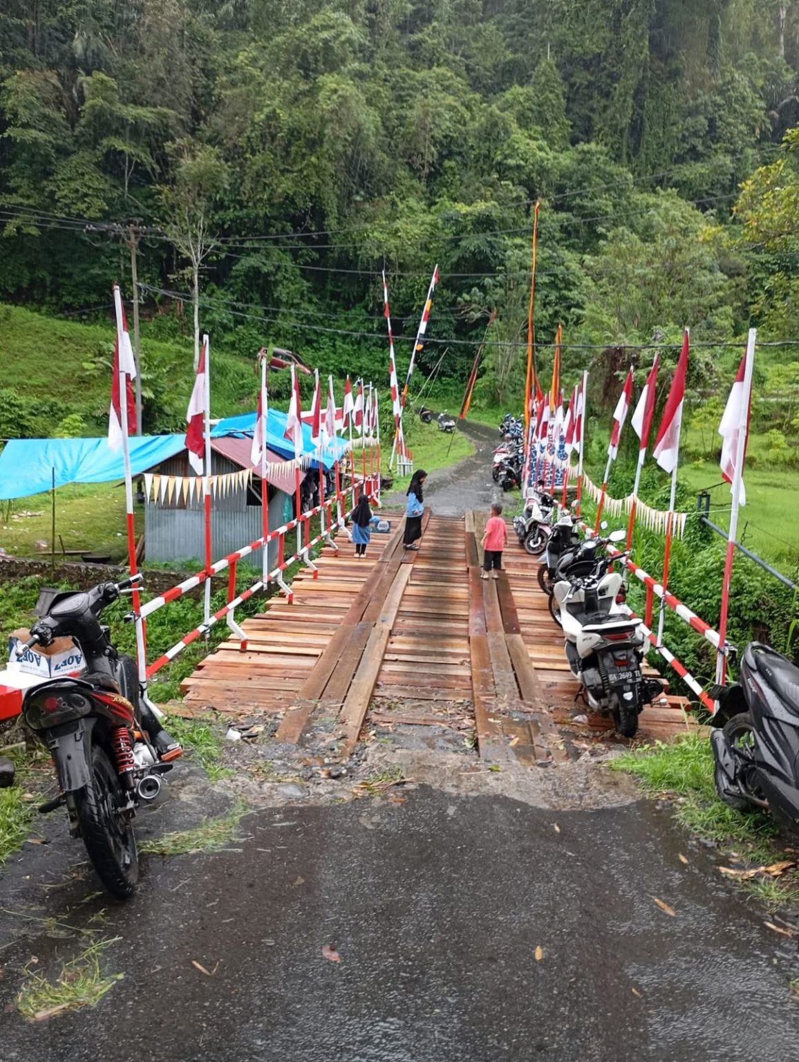 INFRASTRUKTUR: Jembatan penghubung Matur&ndash;Palupuh, Agam, yang rusak dan sempat viral di media sosial baru-baru ini, tuntas diperbaiki pemerintah daerah setempat.