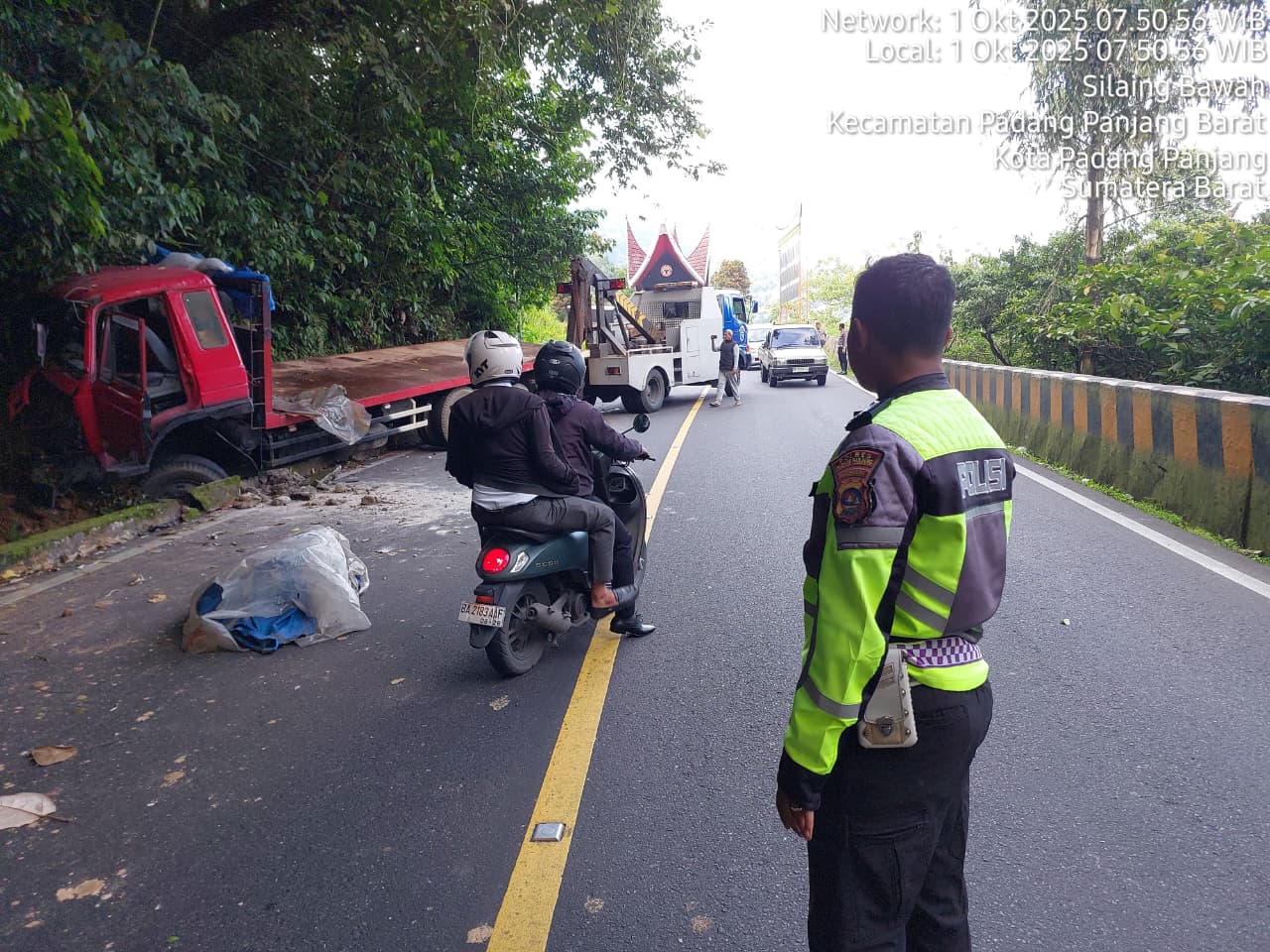 Truk tanpa nopol alami rem blong di Jalan Lintas Padang&ndash;Bukittinggi, Padangpanjang. Satu pengemudi luka ringan, kerugian materil ditaksir Rp500 ribu.