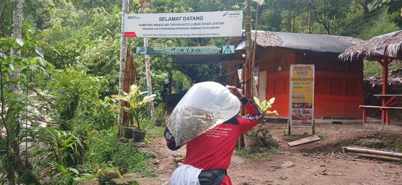 Pertamina Patra Niaga Teluk Kabung lepas 5.000 benih ikan garing di Sungai Lubuk Hitam, dukung ekosistem berkelanjutan dan manfaat ekonomi masyarakat.
