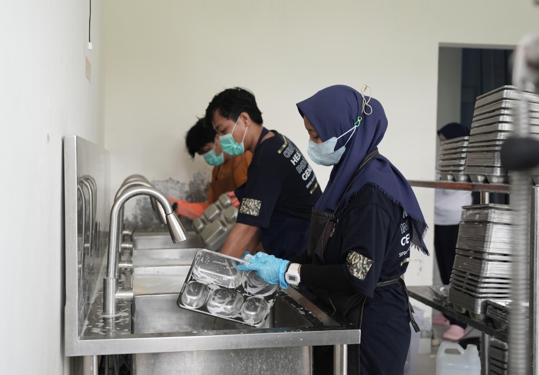 Para pekerja sedang mencuci ompreng MBG di dapur SPPG Tangerang Selatan, pekerjaan yang diandalkan untuk menghidupi anaknya.(Foto: PCO)