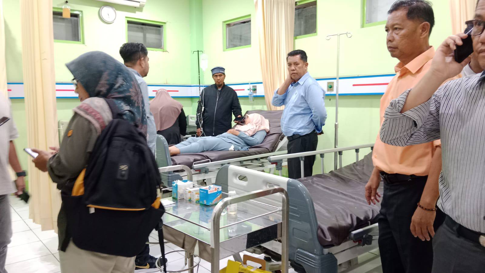 Puluhan siswa dan warga di Agam diduga keracunan makanan bergizi gratis, Pemkab turunkan Satgas, hentikan dapur MBG, dan pastikan layanan kesehatan optimal. (Foto FB Anizur ZT)