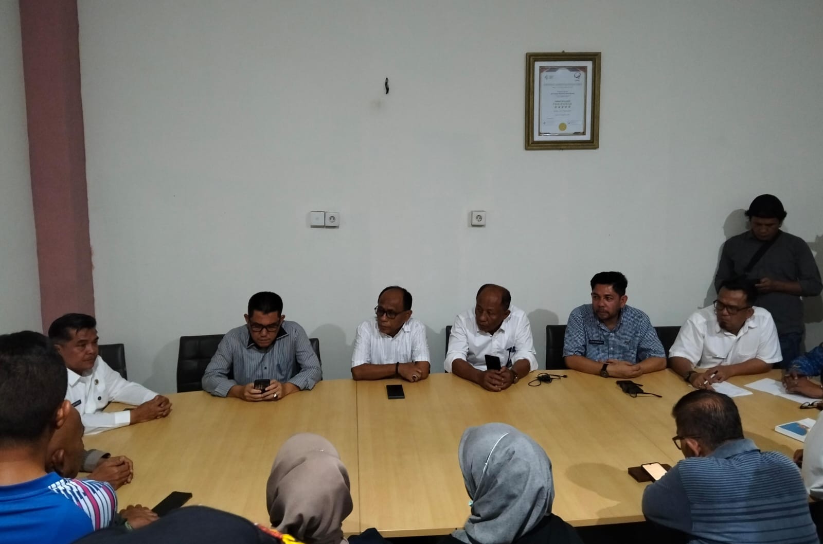 Bupati Agam Benni Warlis Dt Tan Batuah memimpin rapat bersama Forkopimda terkait penanganan kasus keracunan massal, Rabu malam (1/10/2025).