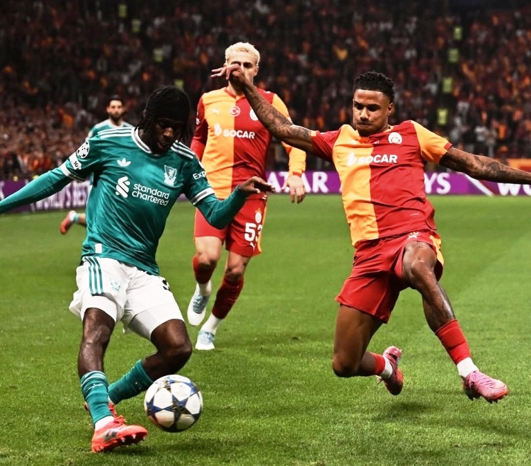 KEWALAHAN: Jeremie Frimpong (kiri) yang sejatinya seorang fullback kanan dimainkan sebagai wide attacker kanan menggantikan Mohammed Salah saat Liverpool berhadapan dengan Galatasaray .