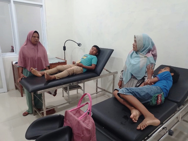 DIRAWAT: Sejumlah pasien diduga keracunan setelah menyantap menu Makan Bergizi Gratis (MBG) didampingi keluarganya saat dirawat di Puskesmas Manggopoh, Kabupaten Agam, kemarin malam.