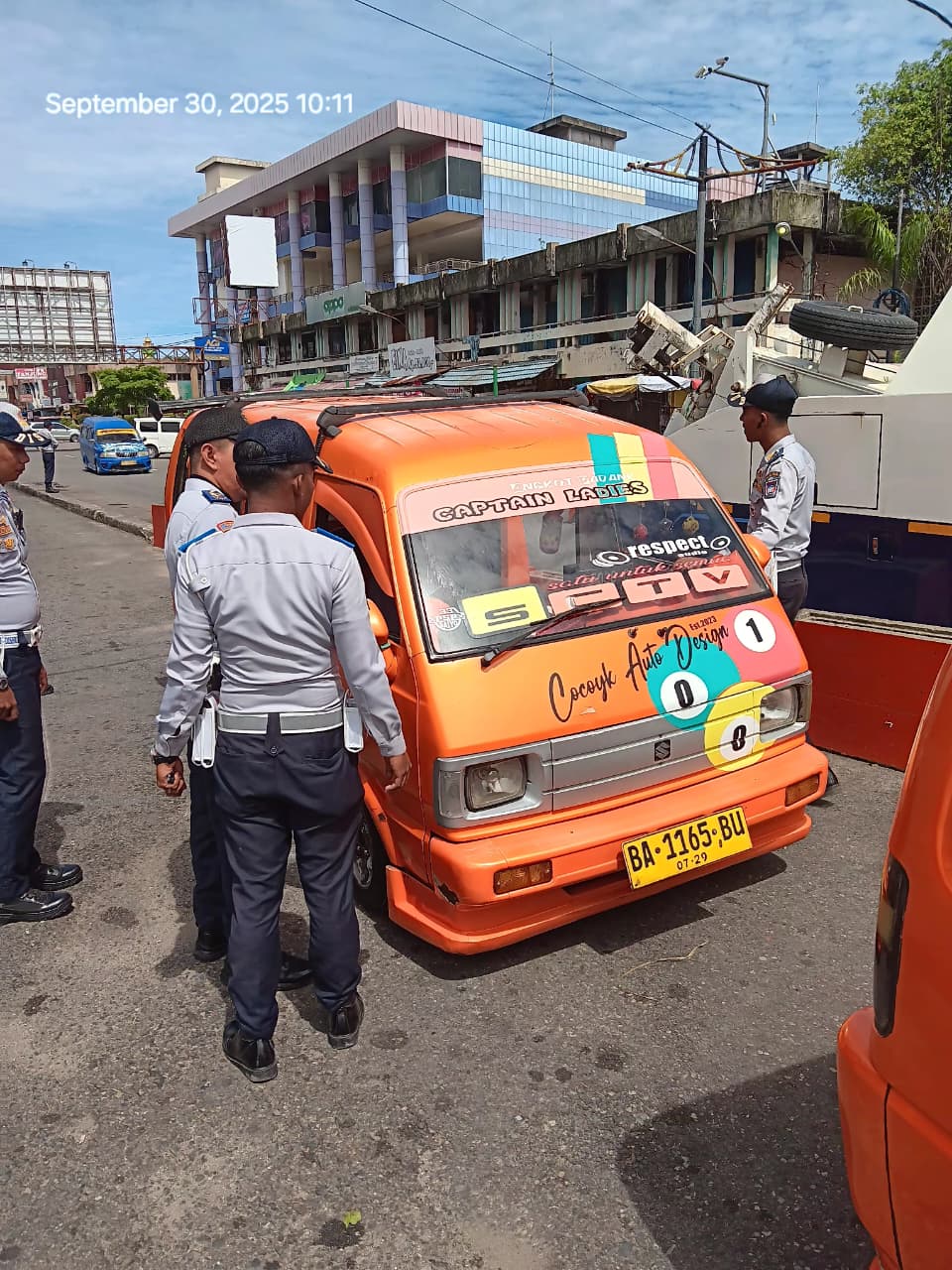 Petugas Dishub Padang melakukan razia terhadap angkutan umum di kawasan Pasar Raya Padang, kemarin.