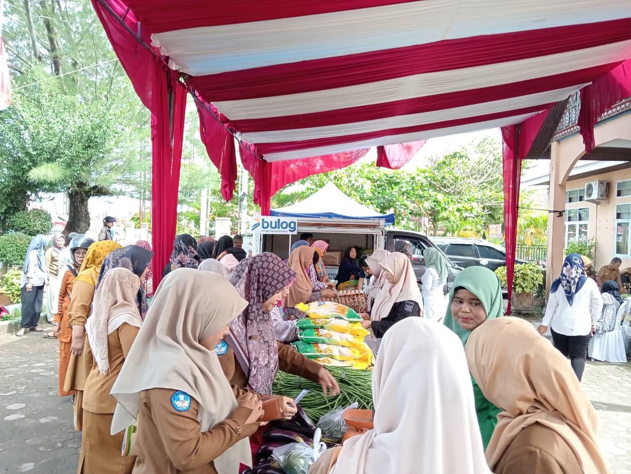Pelaksanaan program pangan murah di halaman Kantor Camat Lubuakaluang dipadati pembeli pada Selasa pagi (30/9).