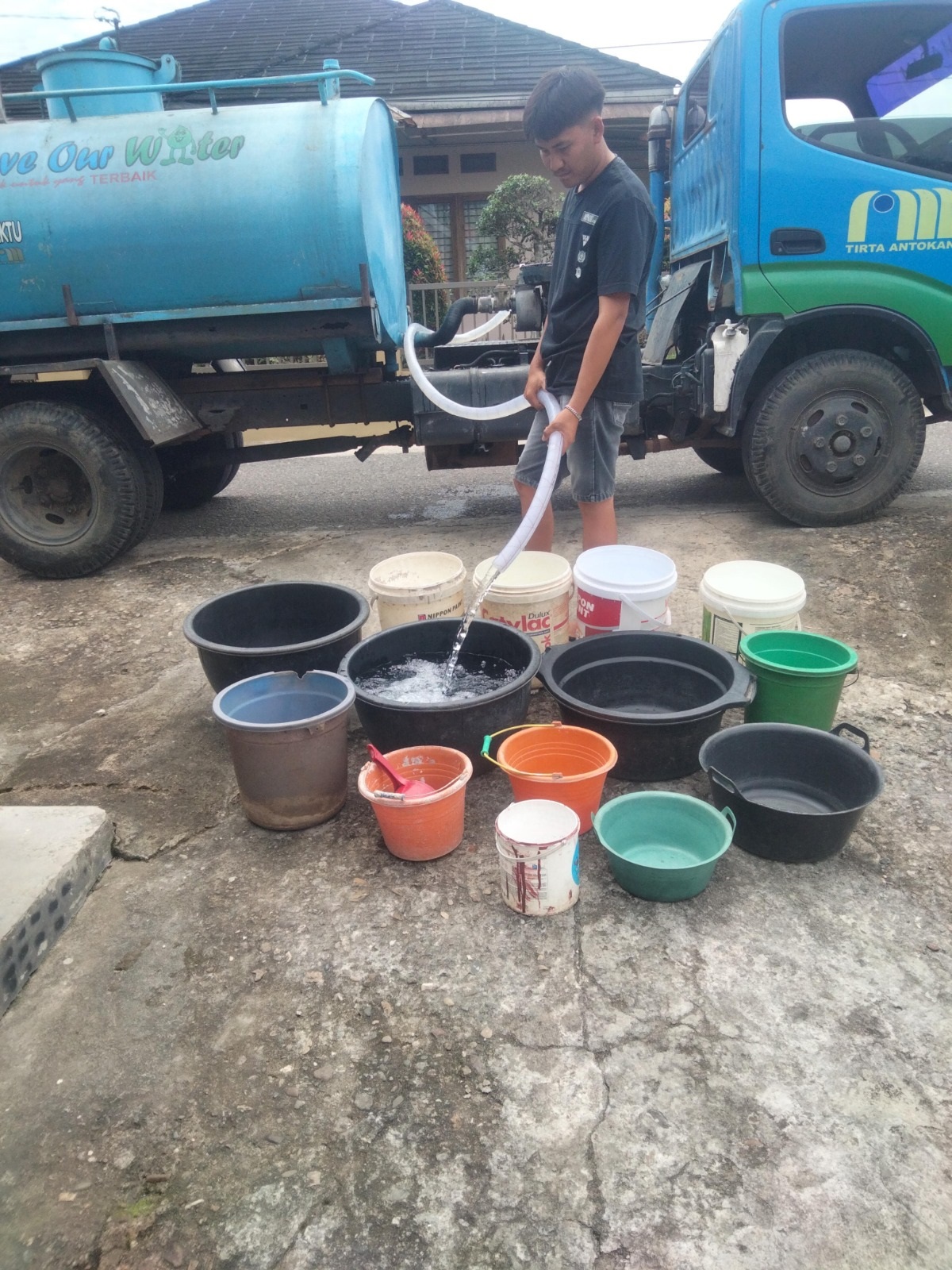 MULAI MELANDAI: Pendistribusian air bersih oleh BPBD Agam dan unsur terkait di wilayah terdampak kekeringan di Ampekangkek dan Canduang sebelum ditutupnya posko tanggap darurat, Selasa (30/9).