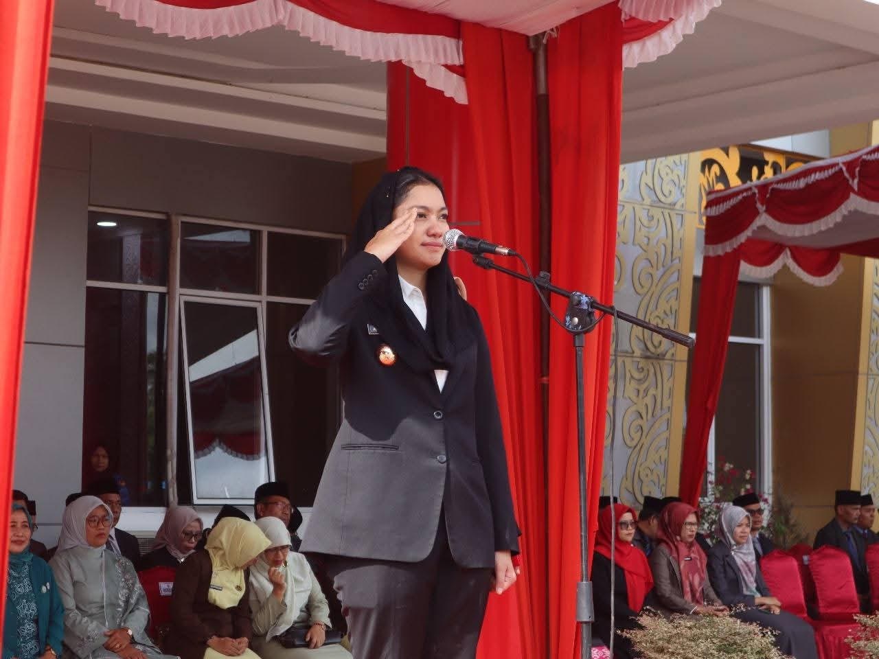 MOMENTUM: Bupati Dharmasraya Annisa Suci Ramadhani bertindak sebagai Inspektur Upacara dalam peringatan Hari Kesaktian Pancasila di halaman kantor bupati, Rabu (1/10).