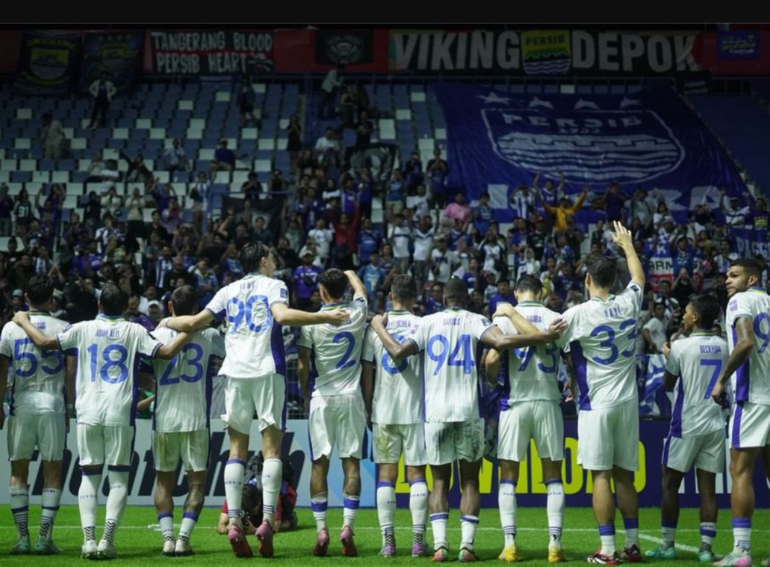 Para pemain Persib menyapa suporter setelah menang 2-0 atas Bangkok United di ACL Two 2025/2026.(Foto: persib.co.id)