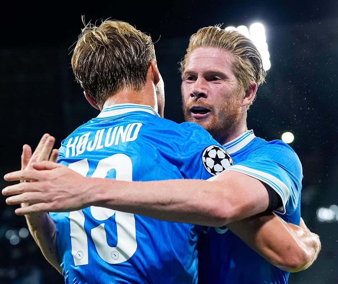 Rasmus Hojlund merayakan gol bersama Kevin De Bruyne saat Napoli menang 2-1 atas Sporting di Liga Champions di Stadio Diego Armando Maradona.(Foto: IG @championsleague)