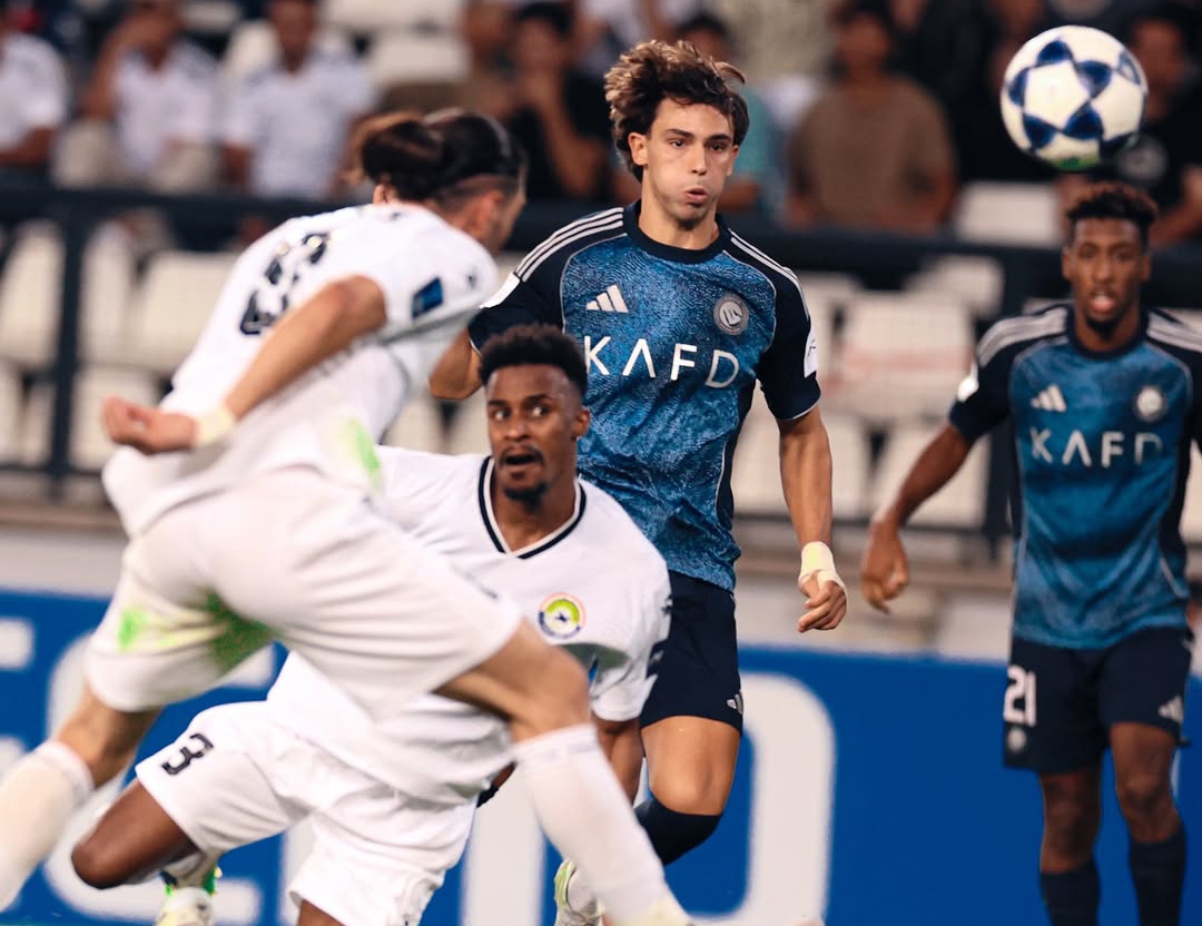 Aksi Jo&atilde;o Felix saat menghadapi tekanan dari pemain Al Zawraa pada matchday Liga Champions Asia, Al Nassr unggul 2-0. (Foto: Instagram @alnassr)