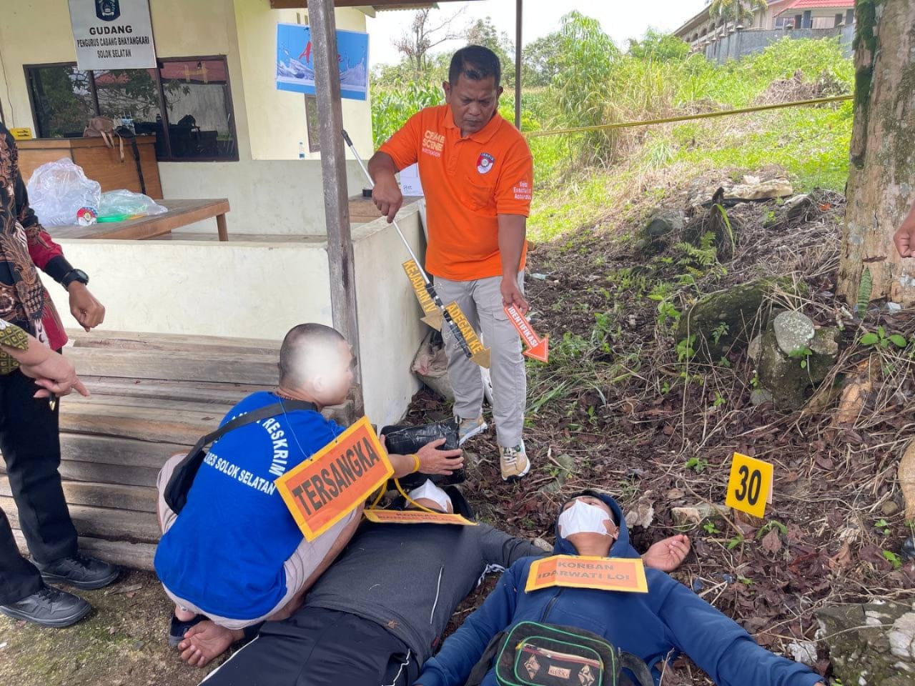 Polres Solok Selatan gelar rekonstruksi kasus pembunuhan buruh sawit, hadirkan tersangka KB, peragakan 72 adegan untuk memperkuat berkas perkara.