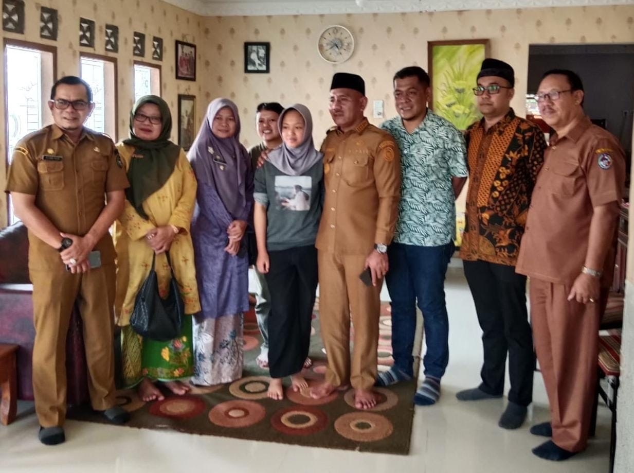 PEDULI: Bupati Limapuluh Kota, Safaruddin Datuak Bandaro Rajo, memberikan dukungan moral kepada Zahira, siswi berprestasi SMPN 1 Situjuah Limo Nagari, yang ibunya terancam dideportasi.
