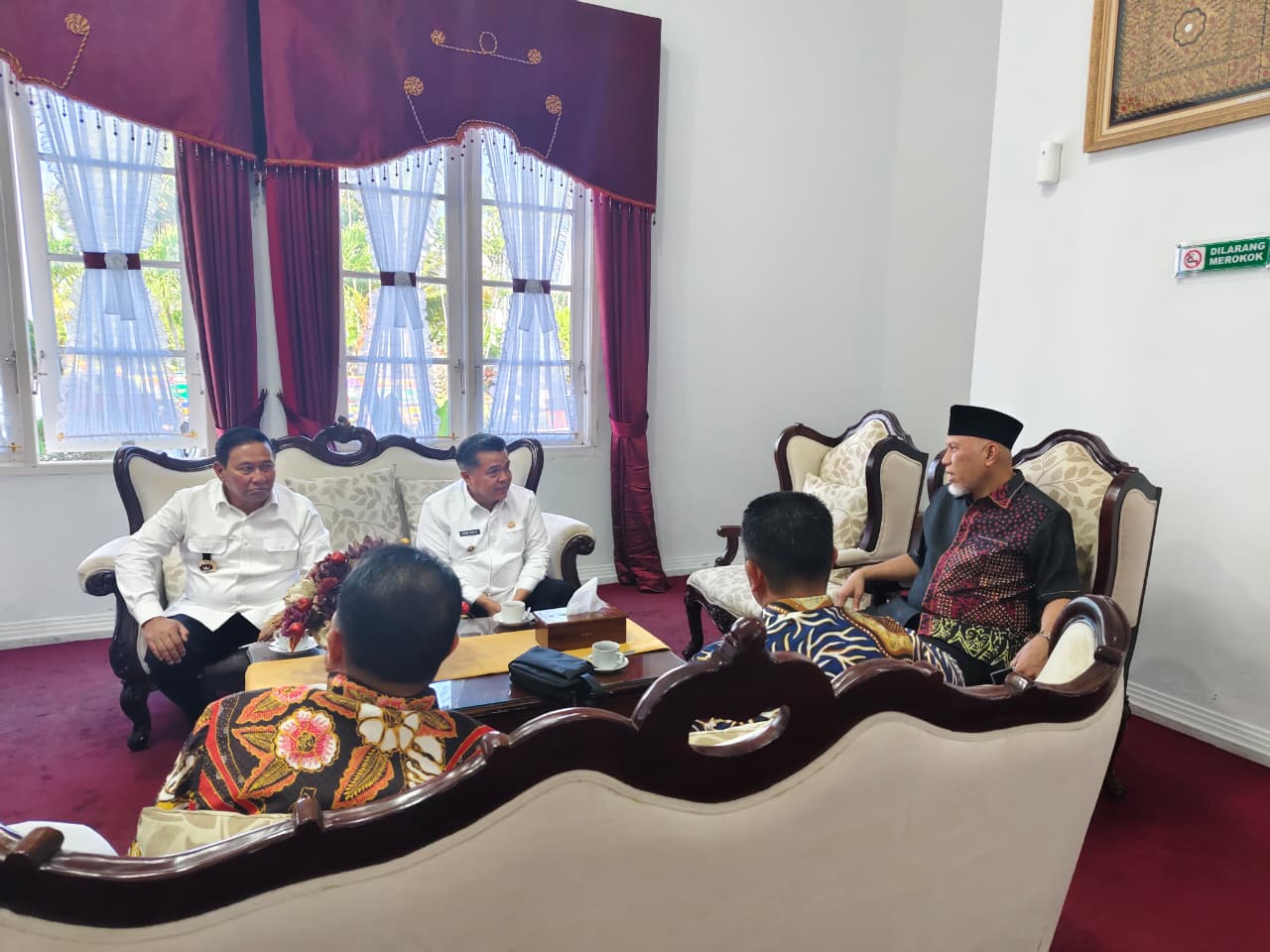Gubernur berbincang dengan Bupati Agam Benni Warlis sebelum pertemuan dengan Satgas MBG di Auditorium Gubernuran, Kamis (2/10/2025).