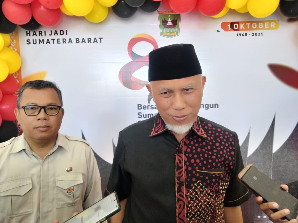 Sekretaris Percepatan Penyelenggaraan MBG Sumbar, Iqbal Rama Dipayana, dampingi Gubernur Sumbar Mahyeldi saat doorstop, Kamis (2/10/2025).