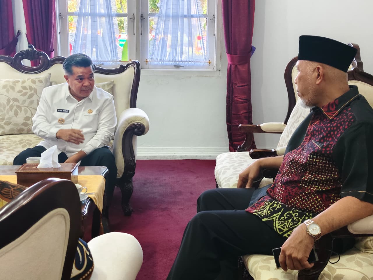 Bupati Agam Benni Warlis berdiskusi dengan Gubernur Sumbar Mahyeldi, Kamis (2/10/2025).