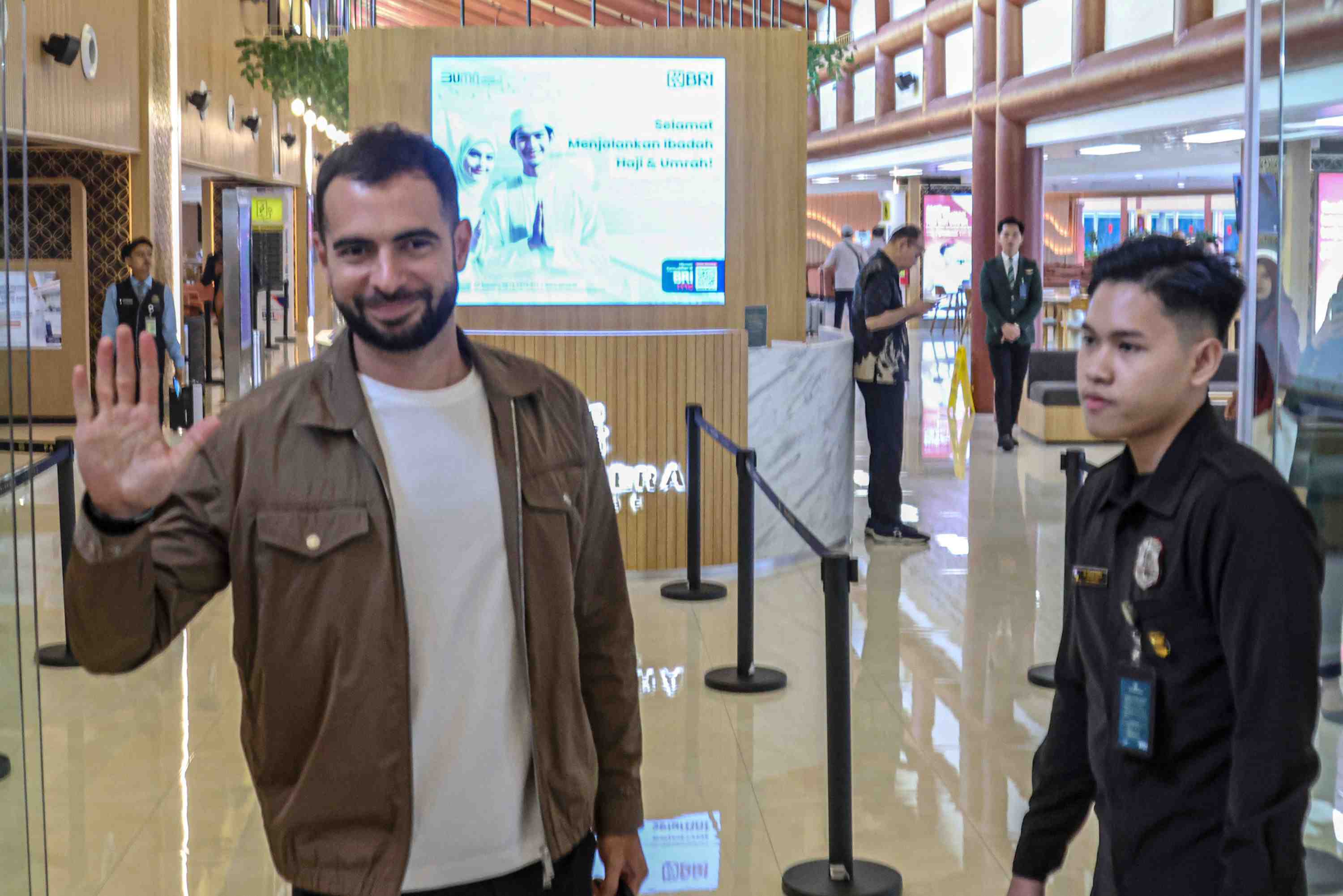 BERGELOMBANG: Bek timnas Indonesia Jordy Amat berangkat melalui Terminal 2, Bandara Soekarno-Hatta, Tangerang, Kamis (2/10).
