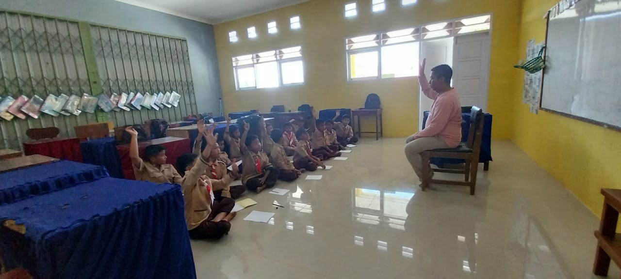 AKTIf: Para murid UPT SD Negeri 11 Lawang Mandahiling mendapatkan pembelajaran di dalam kelas.