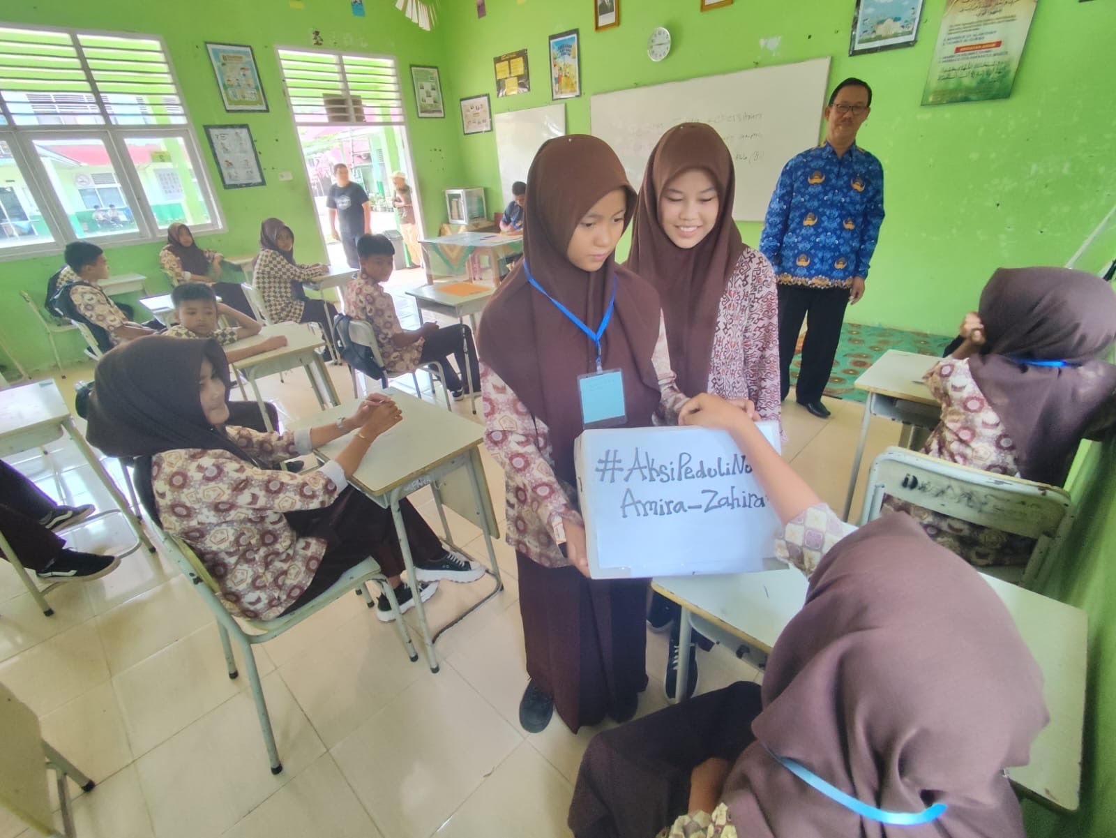 PEDULI: Siswa SMP Negeri 1 Situjuah, Kabupaten Limapuluh Kota, menggalang dana di lingkungan sekolah untuk membantu Ketua OSIS mereka, Zahira, 15, yang tengah menghadapi kesulitan ekonomi.