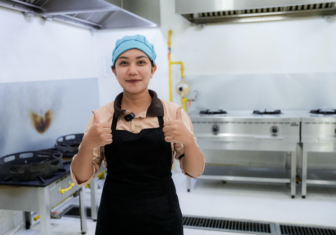 Niki, mantan SPG yang kini bekerja sebagai juru porsi di dapur Program Makan Bergizi Gratis (MBG) Palmerah, Jakarta Barat. (Foto: PCO)