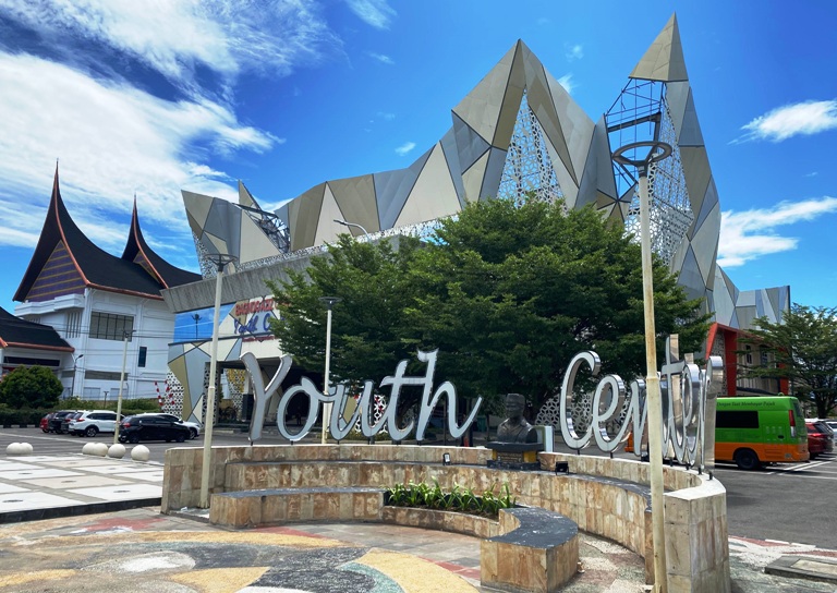 TEMPAT FAVORIT: Gedung Youth Center menjadi tempat favorit bagi anak muda Kota Padang untuk bekerja dan mengerjakan tugas.