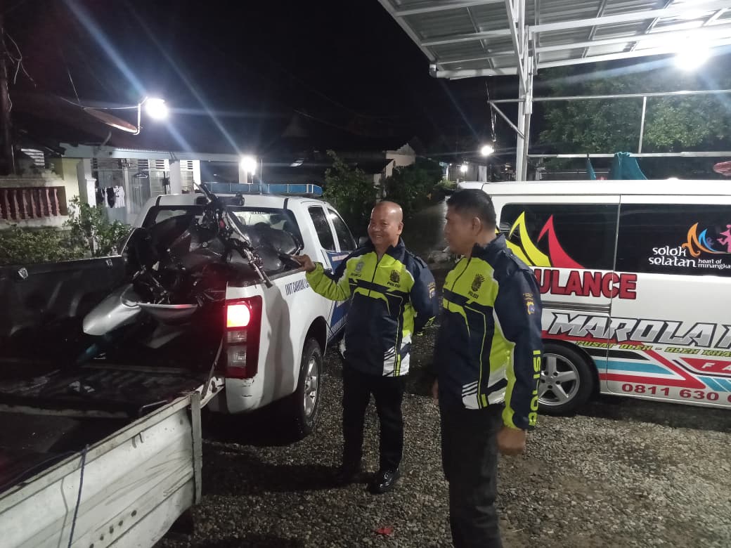 Pihak kepolisian dari Satlantas Polresta Padang saat mengamankan sepeda motor yang terlibat kecelakaan di Jalan Raya Indarung, Kota Padang, Kamis malam (2/10/2025).