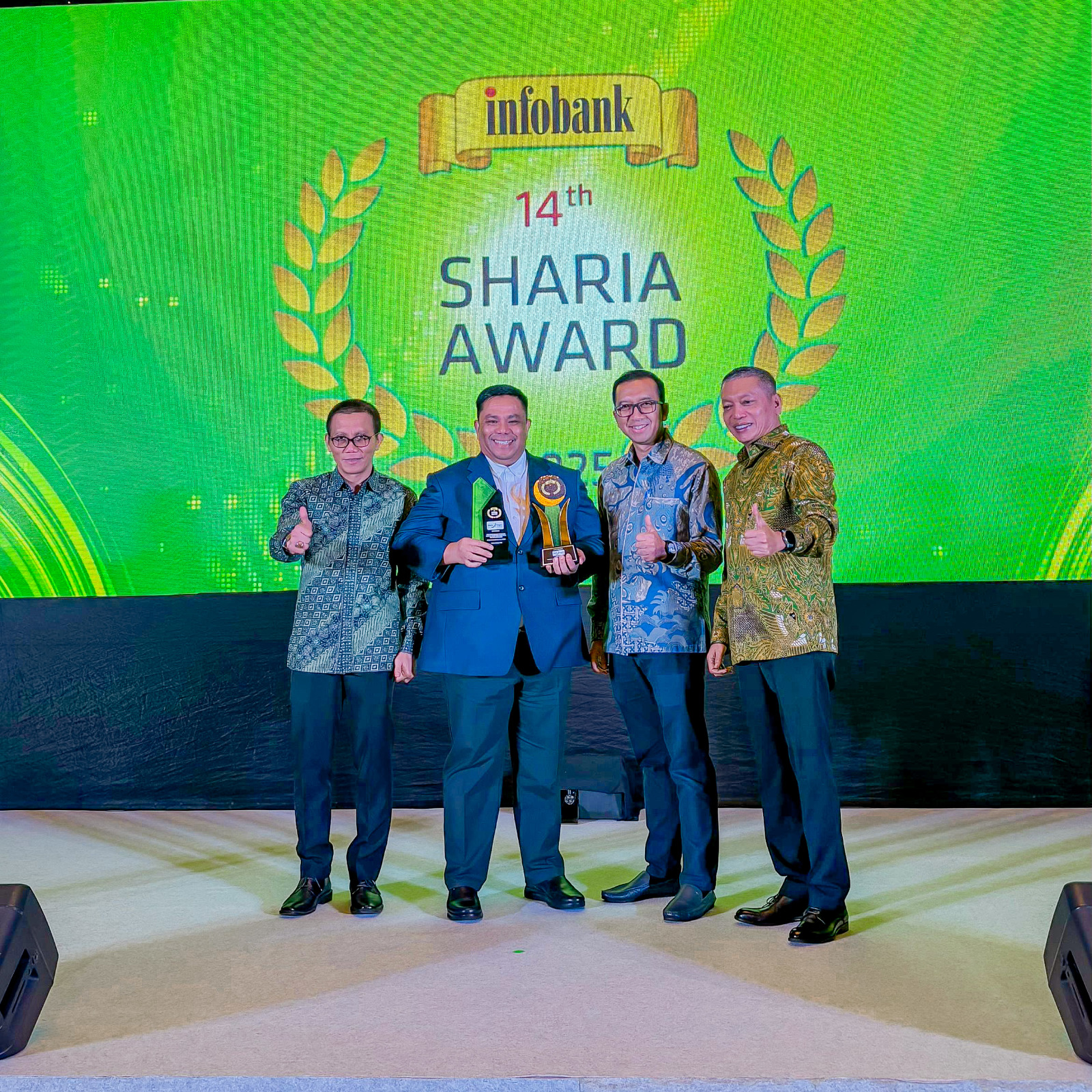 Direktur Kredit dan Syariah Bank Nagari, Hafid Dauli (dua dari kiri) saat menerima penghargaan yang diraih UUS Bank Nagari pada ajang Infobank 14th Sharia Awards 2025.