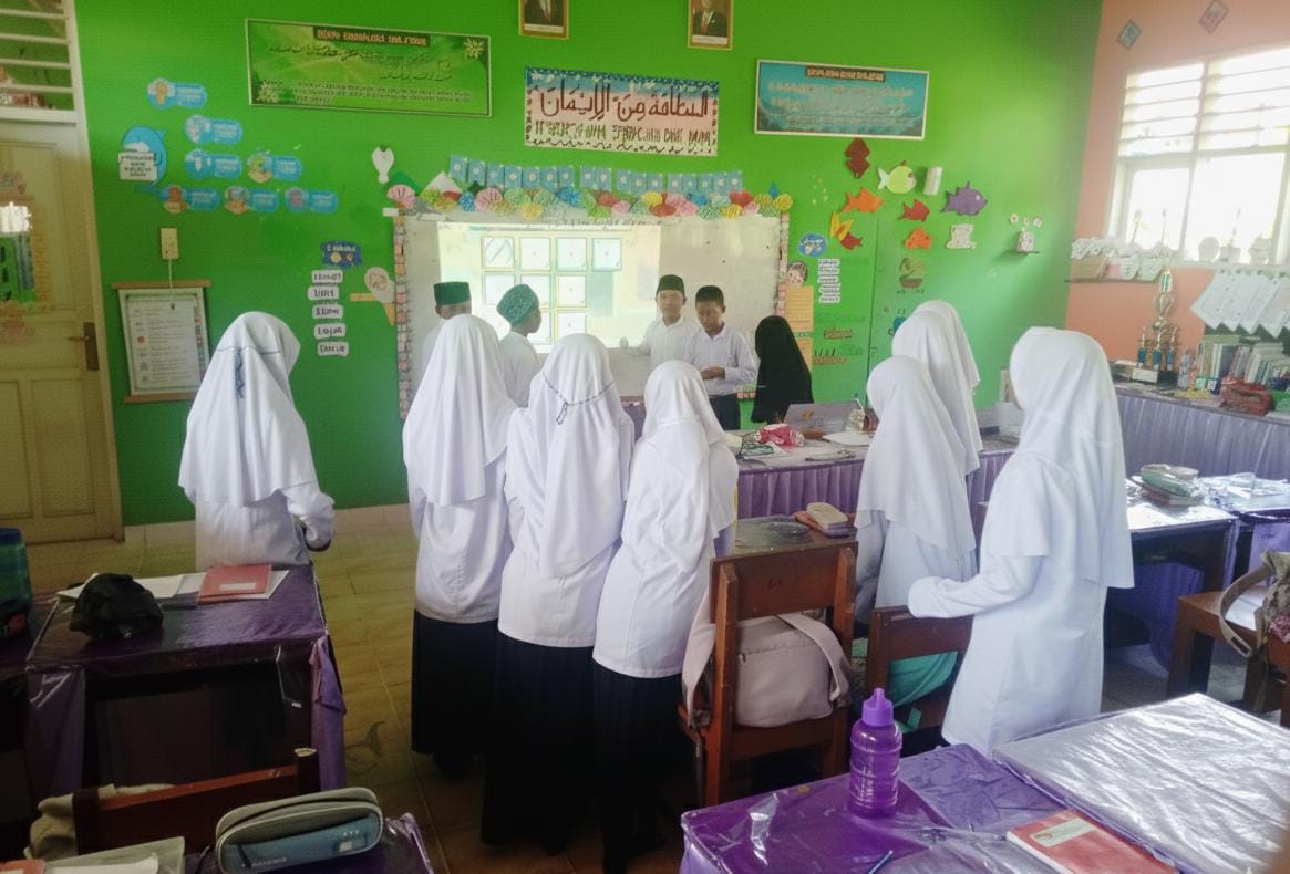 SENANG: Murid UPT SD Negeri 04 Lawang Mandahiling terlihat menikmati game dalam pembelajaran.