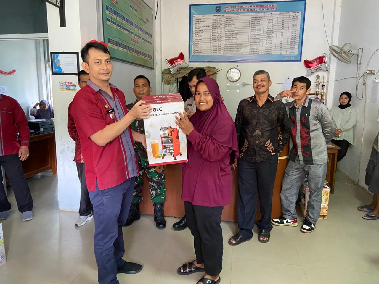 Penyerahan bantuan stimulan usaha kepada pelaku usaha di Desa Muarokalaban, Kecamatan Silungkang, Kota Sawahlunto.