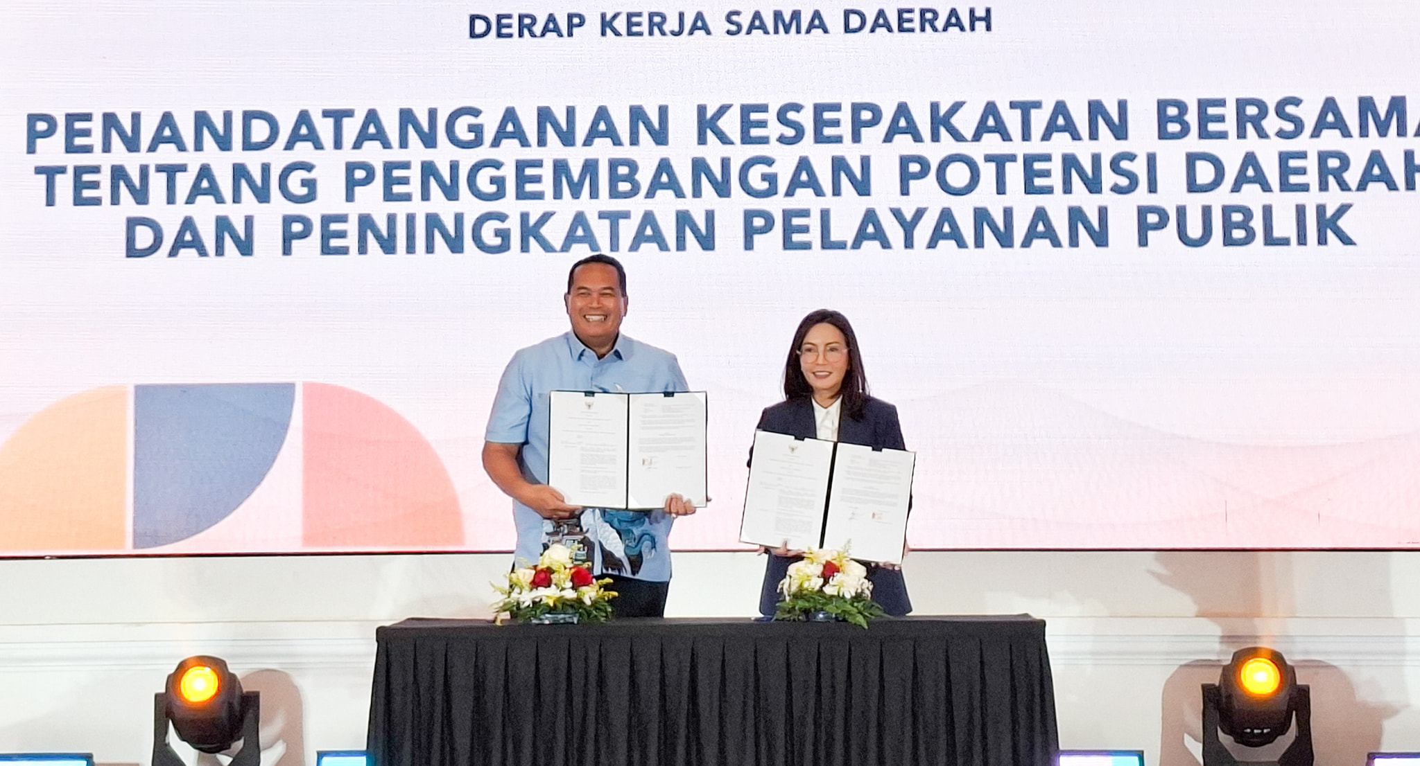 Penandatanganan Kerja Sama Daerah, Sinergi untuk Pembangunan Berkelanjutan oleh Karo KSD Pemprov DKI Jakarta, Marulina Dewi, bersama Wali Kota Pariaman, Yota Balad, di Jakarta, Jumat (3/10/2025).