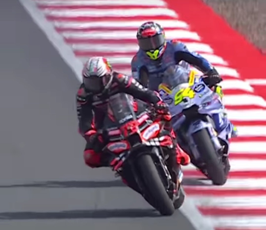 Pertarungan sengit Bezzecchi vs Aldeguer di tikungan terakhir Sprint Race Mandalika 2025. (Foto tangkapan layar IG @motogp)