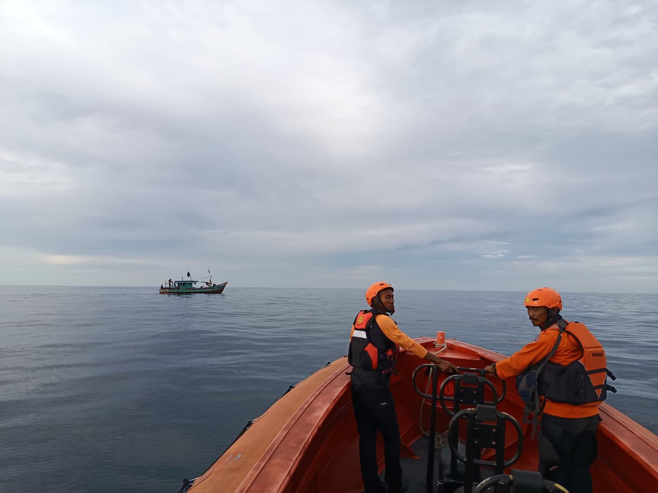 Kantor SAR Mentawai gelar operasi pencarian tiga nelayan hilang kontak di Perairan Pulau Niau sejak Kamis. KN SAR Ramawijaya dikerahkan sisir area luas.