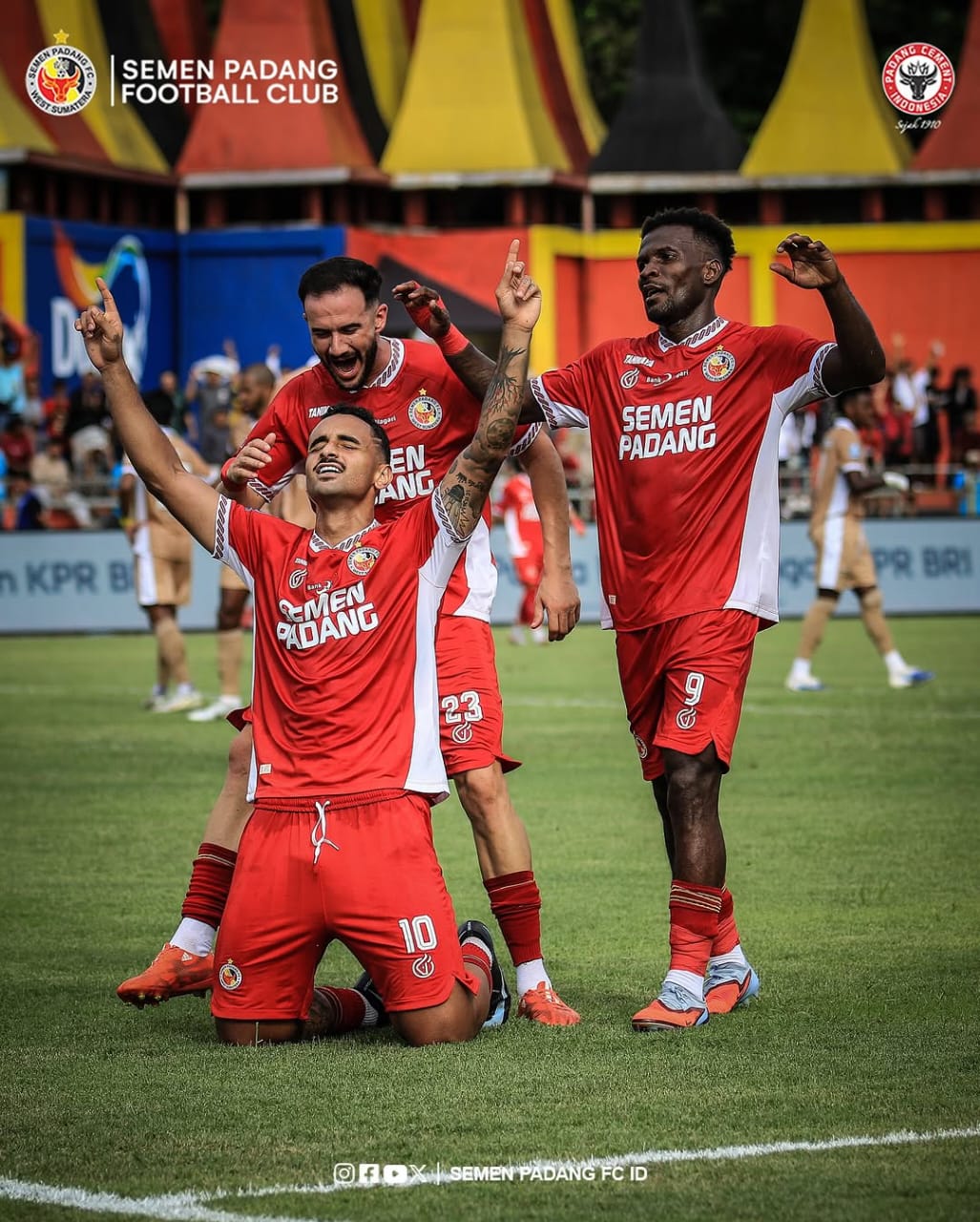 Pemain Semen Padang FC saat merayakan gol.