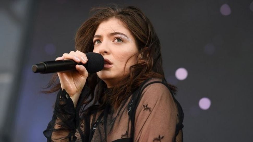 Lorde menuai sorotan global setelah serukan &ldquo;Free Palestine&rdquo; di konser New York. Apple Music Israel hapus seluruh karyanya dari platform.