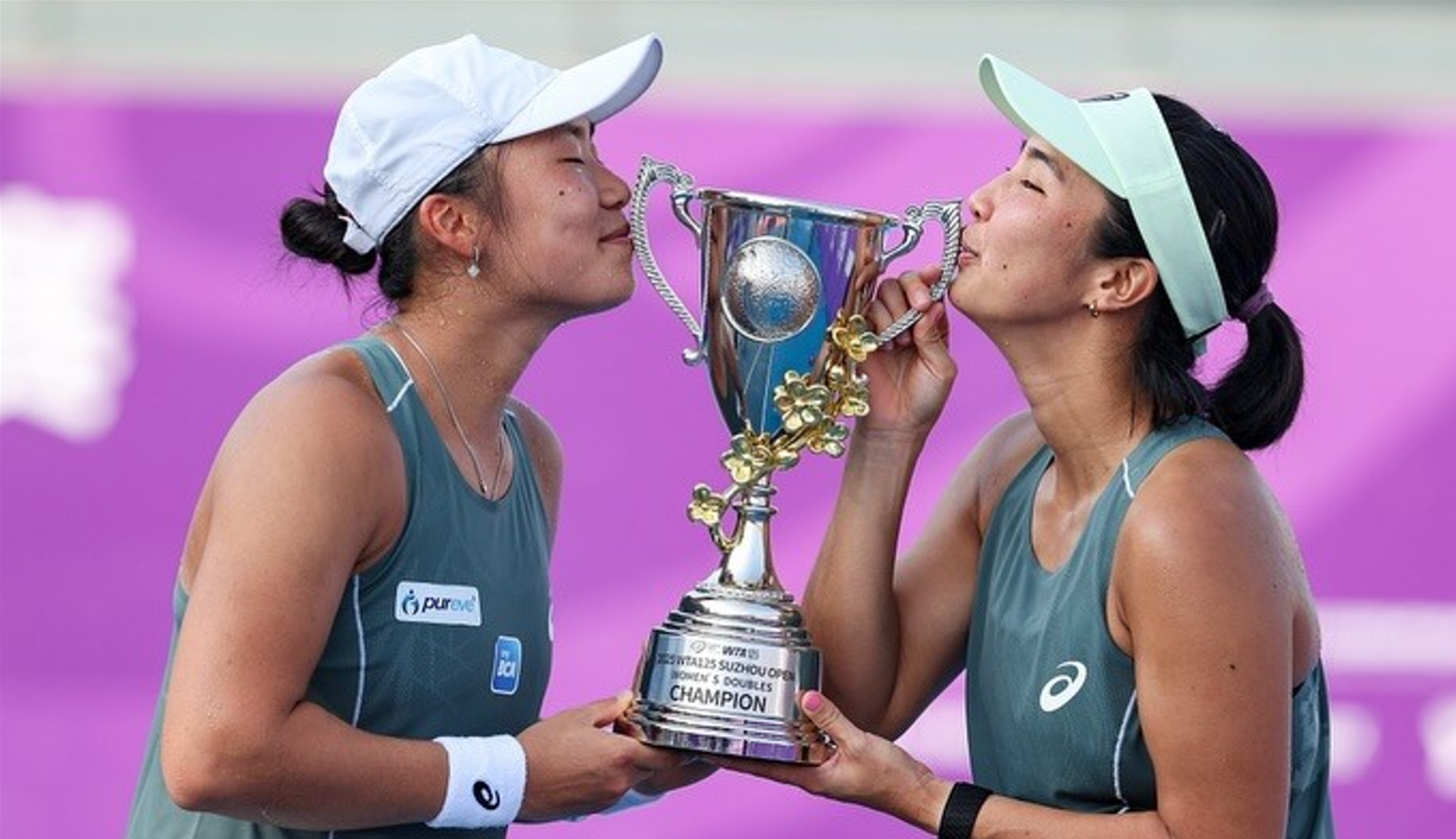 Pasangan petenis Indonesia Aldila Sutjiadi dan Janice Tjen berhasil membawa pulang gelar juara WTA di Suzhou Open 2025.